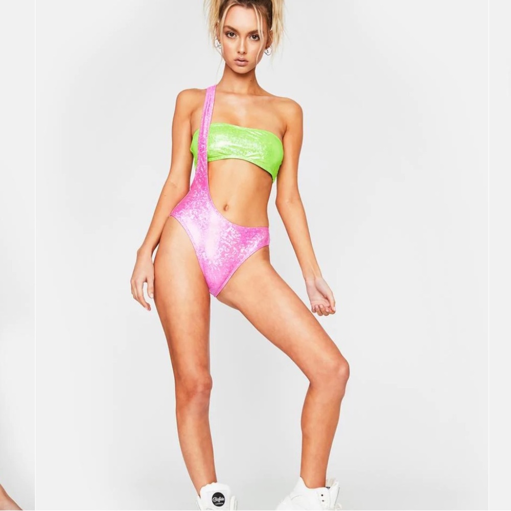 Dippin' Daisy's new with tags one piece
Unify One Piece Swimsuit